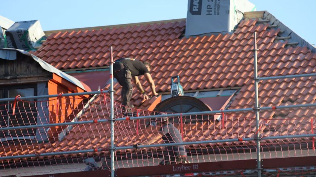 How to Select a Roofing Contractor A Homeowner’s Guide